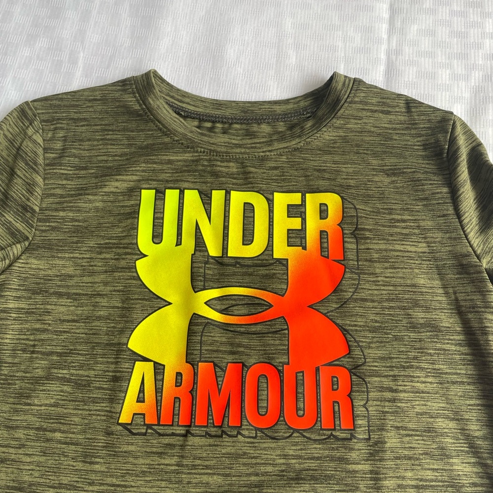 Under Armour size 5 long sleeve shirt in heathered olive green